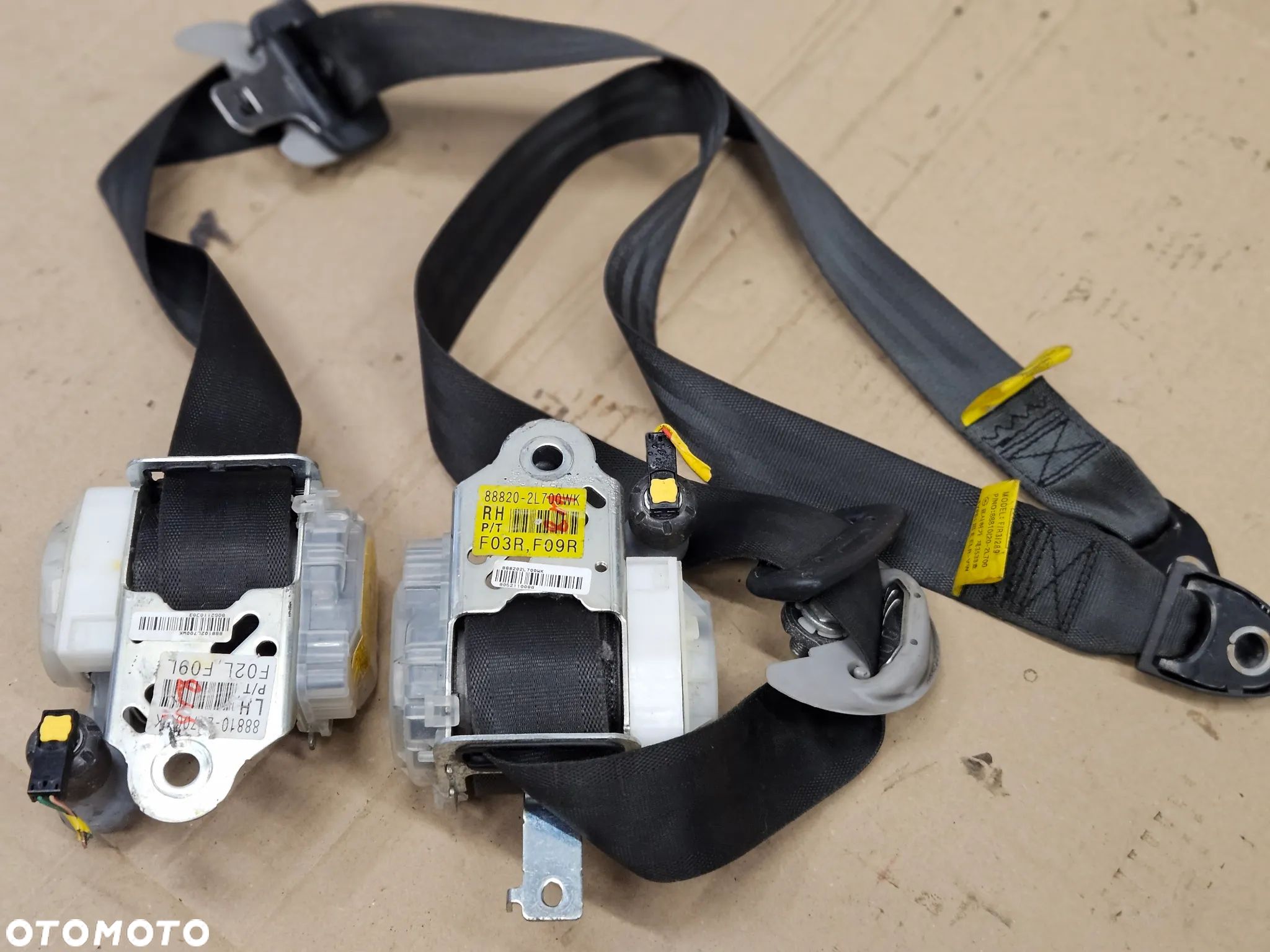 Hyundai i30 I pas bezpieczeństwa przedni prawy lewy 88820 88810